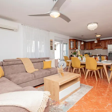 Holiday home Awesome In Podbablje Gornje With Wi-fi Zmijavci