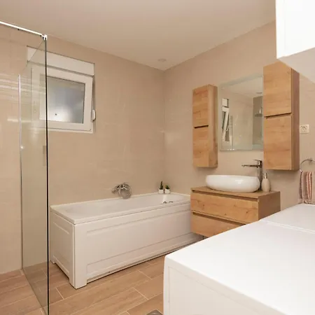 Awesome In Podbablje Gornje With Wi-fi Holiday home *